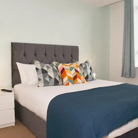 Vibrant Serviced In Central Apartment *