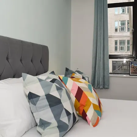Vibrant Serviced In Central Apartment *